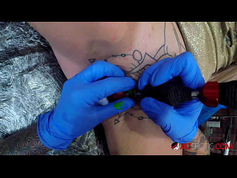 ❤️ Ekstreem tattooed hottie Sully Savage krige in tattoo op har klitoris ❌ Superseks op fy.hentaisun.ru ❌